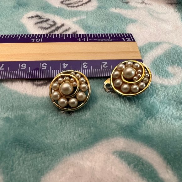 Vintage gold clip-on earrings lot - 9 pairs - Picture 5 of 9